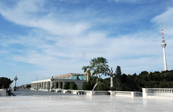 President Ilham Aliyev views Highland Park in Baku after redevelopment (PHOTO)