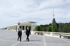 President Ilham Aliyev views Highland Park in Baku after redevelopment (PHOTO)