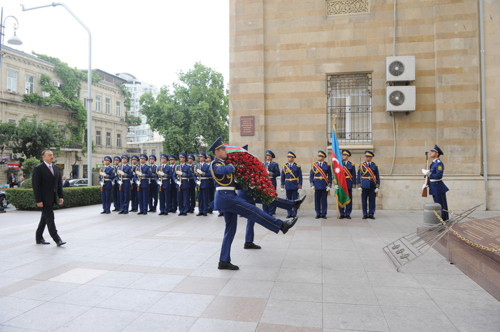 President Ilham Aliyev visits monument to Azerbaijan Democratic Republic (PHOTO)