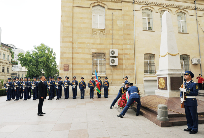 President Ilham Aliyev visits monument to Azerbaijan Democratic Republic (PHOTO)