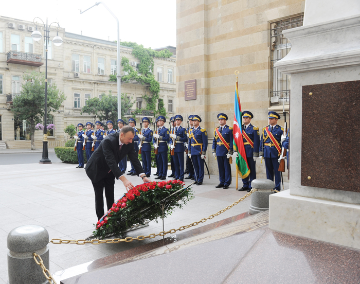 President Ilham Aliyev visits monument to Azerbaijan Democratic Republic (PHOTO)