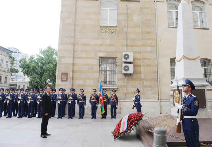 President Ilham Aliyev visits monument to Azerbaijan Democratic Republic (PHOTO)