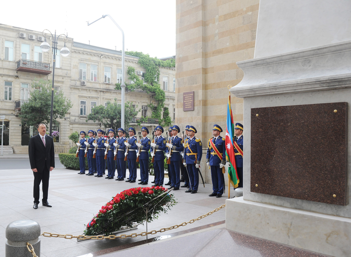 President Ilham Aliyev visits monument to Azerbaijan Democratic Republic (PHOTO)