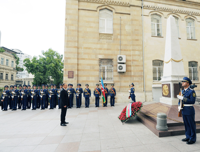 President Ilham Aliyev visits monument to Azerbaijan Democratic Republic (PHOTO)