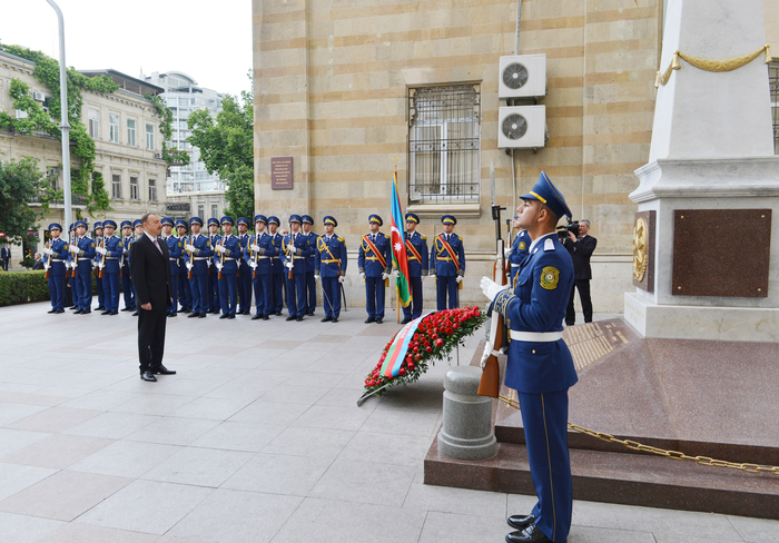 President Ilham Aliyev visits monument to Azerbaijan Democratic Republic (PHOTO)