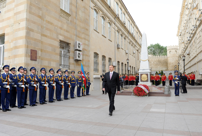 President Ilham Aliyev visits monument to Azerbaijan Democratic Republic (PHOTO)