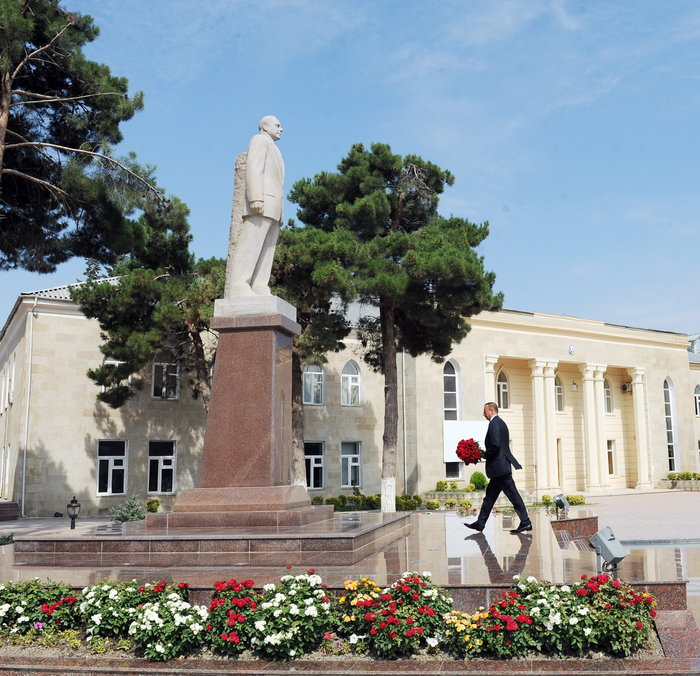 President Ilham Aliyev arrives in Shabran district (PHOTO)