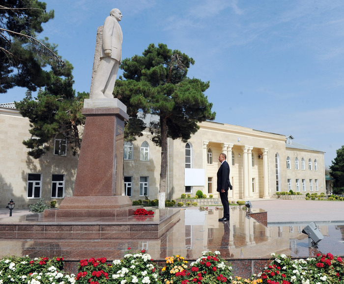 President Ilham Aliyev arrives in Shabran district (PHOTO)