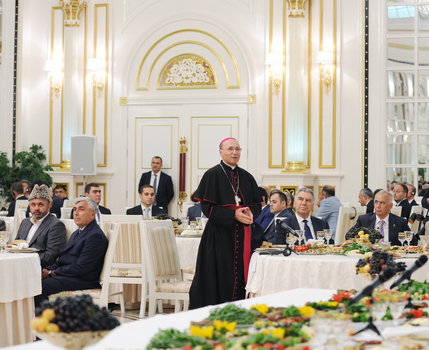President Ilham Aliyev attends Iftar party (PHOT0)