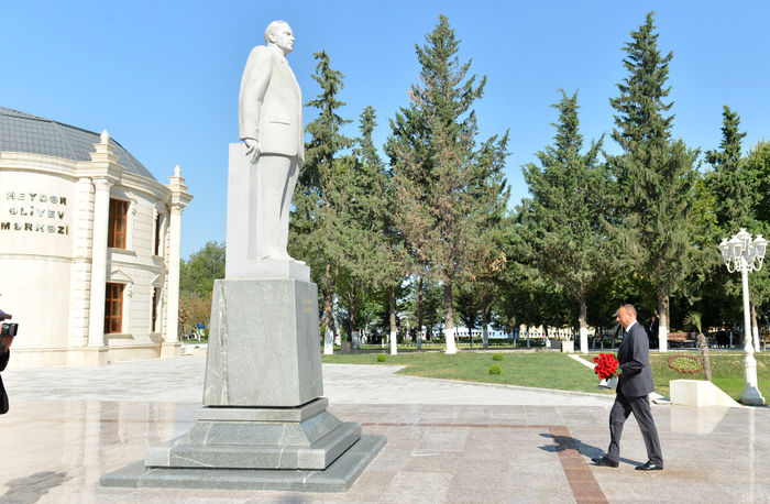Azerbaijani President arrives in Kurdamir region (PHOTO)