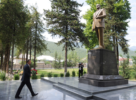 President Ilham Aliyev arrives in Oghuz region (PHOTO)