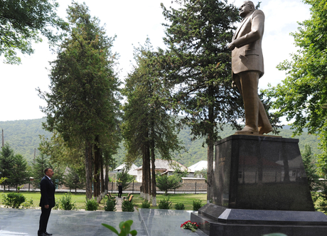 President Ilham Aliyev arrives in Oghuz region (PHOTO)