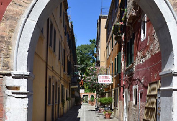 Venice considering fining tourists for carrying alcohol
