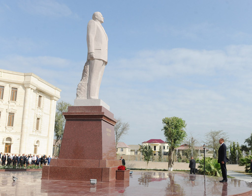 Azerbaijani President arrives in Salyan district (PHOTO)
