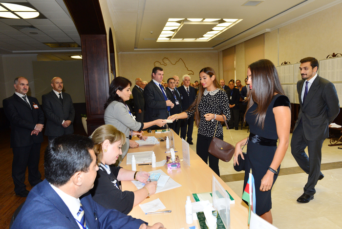 Azerbaijani President and his spouse cast votes at presidential election (UPDATE) (PHOTO)
