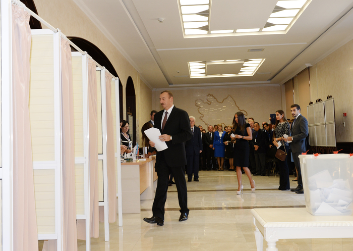 Azerbaijani President and his spouse cast votes at presidential election (UPDATE) (PHOTO)