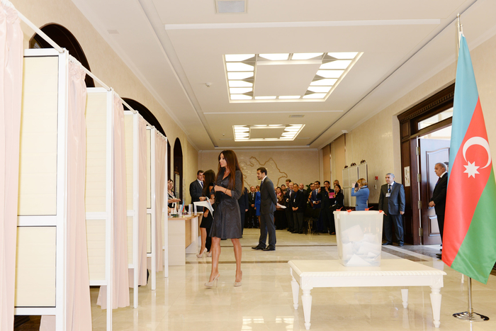 Azerbaijani President and his spouse cast votes at presidential election (UPDATE) (PHOTO)