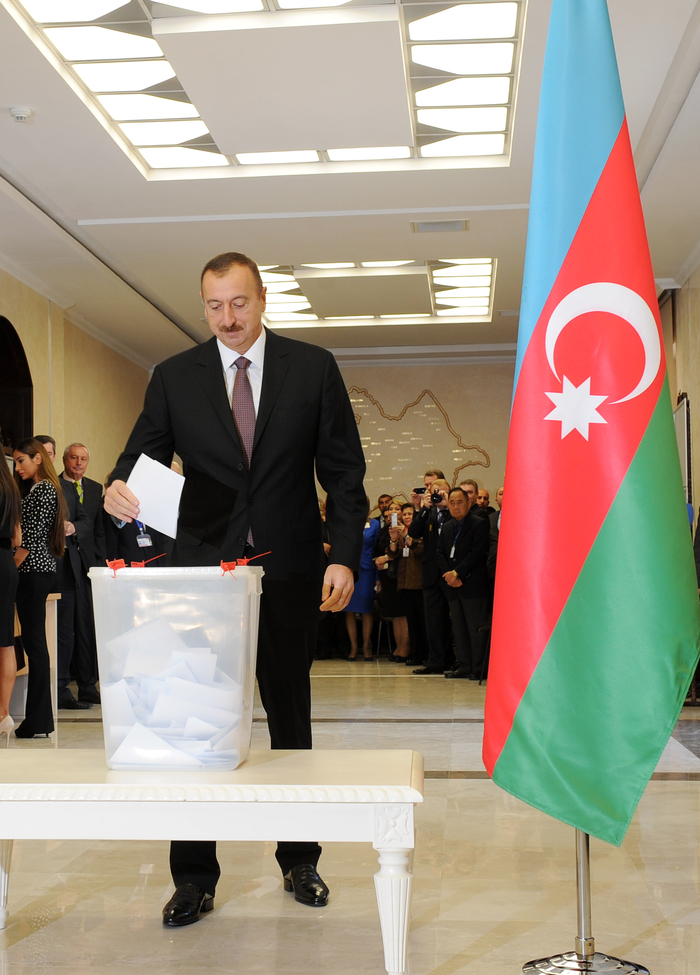 Azerbaijani President and his spouse cast votes at presidential election (UPDATE) (PHOTO)