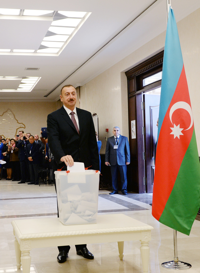 Azerbaijani President and his spouse cast votes at presidential election (UPDATE) (PHOTO)