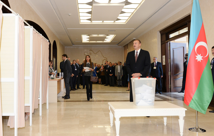 Azerbaijani President and his spouse cast votes at presidential election (UPDATE) (PHOTO)