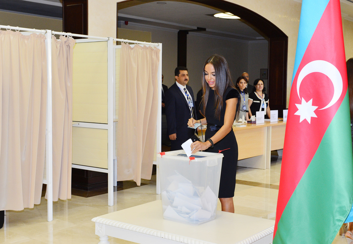 Azerbaijani President and his spouse cast votes at presidential election (UPDATE) (PHOTO)