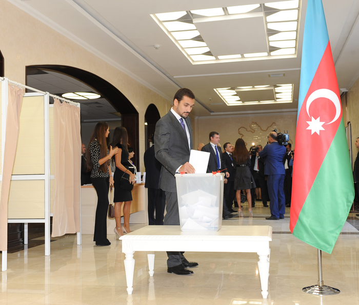 Azerbaijani President and his spouse cast votes at presidential election (UPDATE) (PHOTO)