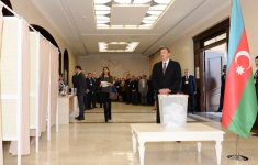 Azerbaijani President and his spouse cast votes at presidential election (UPDATE) (PHOTO)