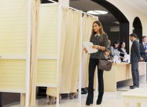 Azerbaijani President and his spouse cast votes at presidential election (UPDATE) (PHOTO)