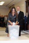 Azerbaijani President and his spouse cast votes at presidential election (UPDATE) (PHOTO)