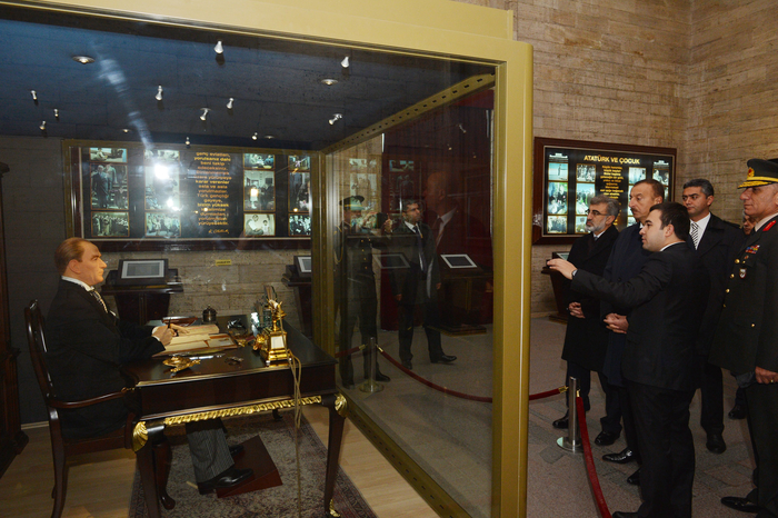 Azerbaijani President visits mausoleum of Mustafa Kemal Ataturk (PHOTO)
