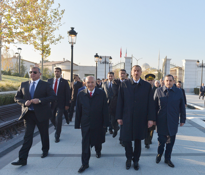 Azerbaijani President visits Heydar Aliyev Park in Ankara (PHOTO)