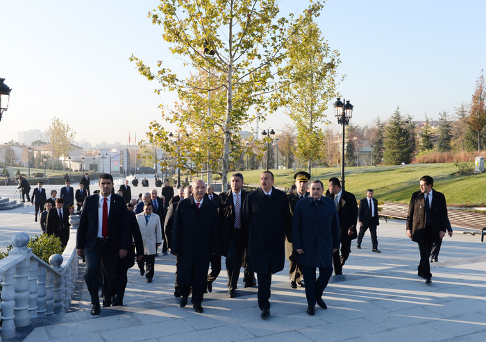 Azerbaijani President visits Heydar Aliyev Park in Ankara (PHOTO)