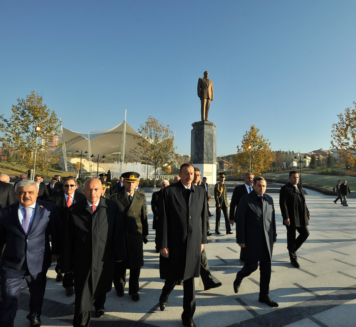 Azerbaijani President visits Heydar Aliyev Park in Ankara (PHOTO)