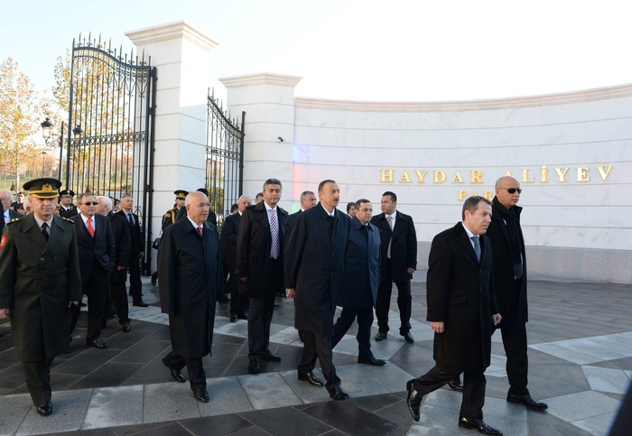 Azerbaijani President visits Heydar Aliyev Park in Ankara (PHOTO)