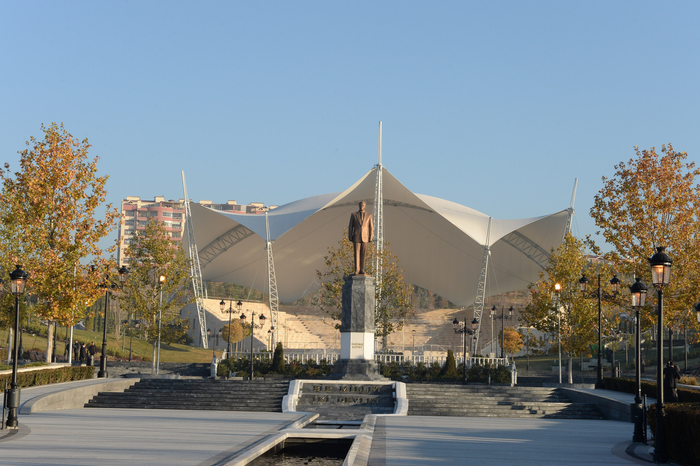 Azerbaijani President visits Heydar Aliyev Park in Ankara (PHOTO)