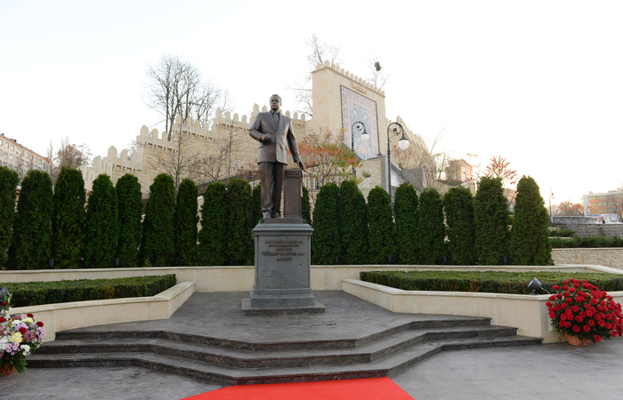 President Ilham Aliyev visits Heydar Aliyev Park in Kyiv (PHOTO)
