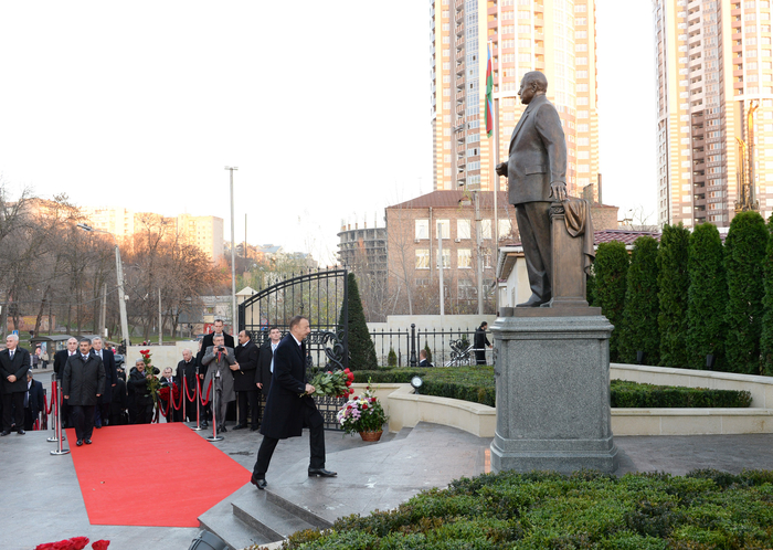 President Ilham Aliyev visits Heydar Aliyev Park in Kyiv (PHOTO)