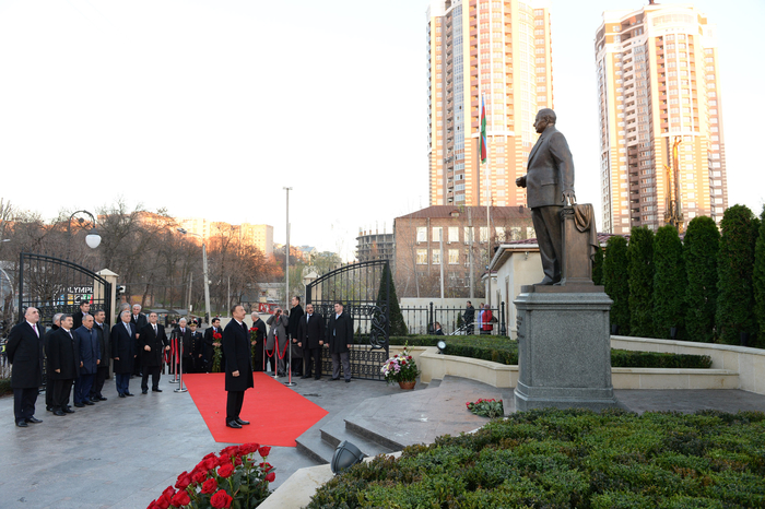 President Ilham Aliyev visits Heydar Aliyev Park in Kyiv (PHOTO)