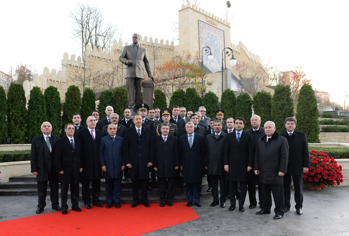 President Ilham Aliyev visits Heydar Aliyev Park in Kyiv (PHOTO)