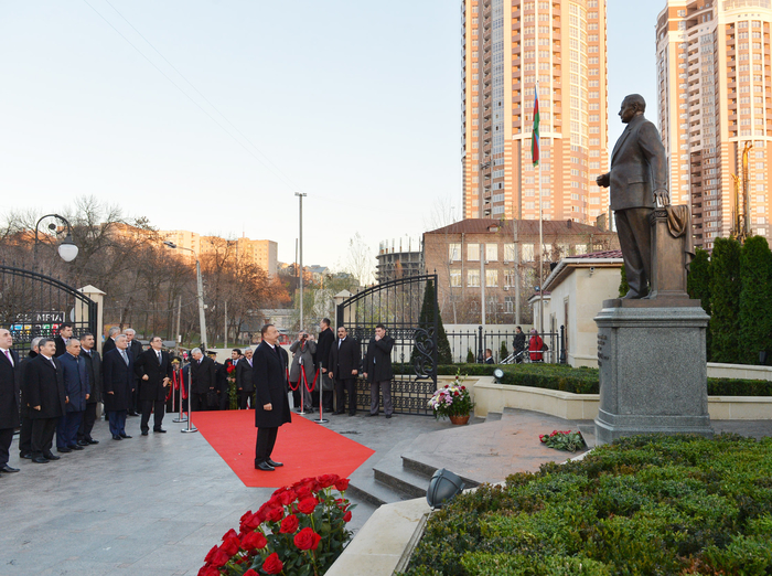 President Ilham Aliyev visits Heydar Aliyev Park in Kyiv (PHOTO)