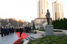President Ilham Aliyev visits Heydar Aliyev Park in Kyiv (PHOTO)