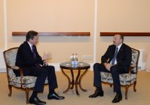 President Ilham Aliyev meets British PM David Cameron in Vilnius (PHOTO)