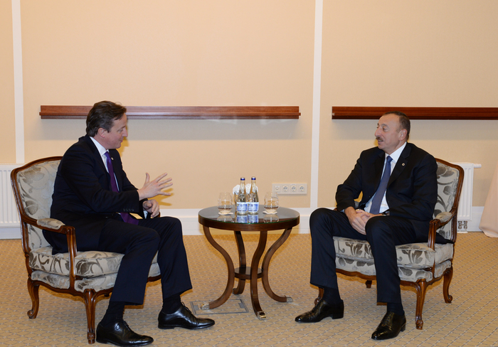 President Ilham Aliyev meets British PM David Cameron in Vilnius (PHOTO)