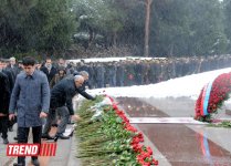 Azerbaijani public visits Alley of Honor on 10th anniversary of Heydar Aliyev’s death (PHOTO) (UPDATE)