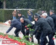 Azerbaijani public visits Alley of Honor on 10th anniversary of Heydar Aliyev’s death (PHOTO) (UPDATE)