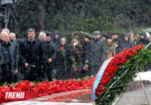 Azerbaijani public visits Alley of Honor on 10th anniversary of Heydar Aliyev’s death (PHOTO) (UPDATE)
