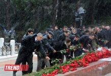 Azerbaijani public visits Alley of Honor on 10th anniversary of Heydar Aliyev’s death (PHOTO) (UPDATE)