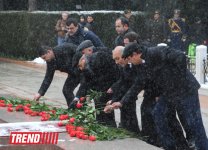 Azerbaijani public visits Alley of Honor on 10th anniversary of Heydar Aliyev’s death (PHOTO) (UPDATE)
