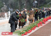 Azerbaijani public visits Alley of Honor on 10th anniversary of Heydar Aliyev’s death (PHOTO) (UPDATE)