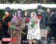 Azerbaijani public visits Alley of Honor on 10th anniversary of Heydar Aliyev’s death (PHOTO) (UPDATE)